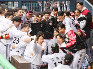 ¹ÚÇØ¹Î Ȩ·±, ÅçÇ㽺Ʈ È£Åõ¡¦LG, KS 1Â÷Àü ¿ô´Ù