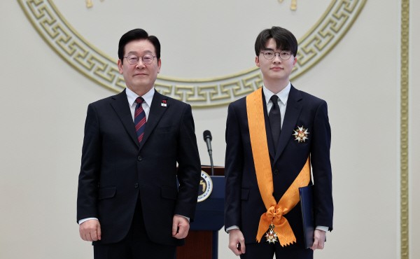 ������Ŀ�� �̻���, ����� ����ɿ� �ְ���� ü������ �޾Ҵ�