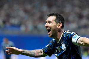  '�౸�ǽ�' �޽��� �Ƹ���Ƽ��, �ױ۷��忡 2-1 �������ϰ� �����