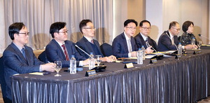 ¼º°ú¡¤ºñÀüÀ¸·Î ¡®±ô±ôÀÌ ÀÎ»ç ³í¶õ¡¯¡®Á¤Ä¡±Ç Èçµé±â¡¯ µ¹ÆÄ