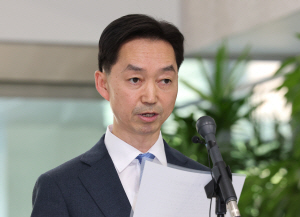 범여권 내전 속 지지율 추락, 위기감 증폭