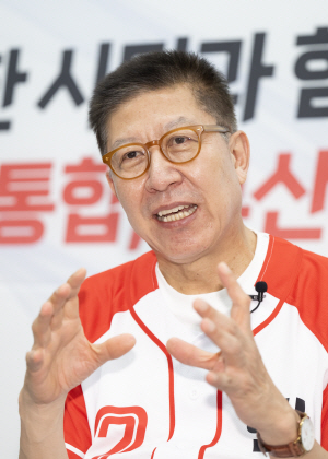 박형준, 퇴임 후 첫 공개 행보… 총선엔 “아직 생각 없다”